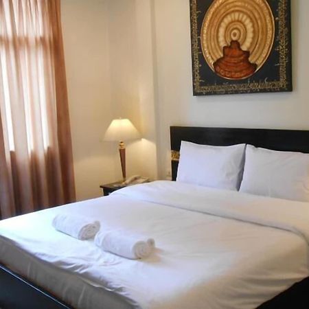 The Bang Khun Phrom Suites Банкок Екстериор снимка