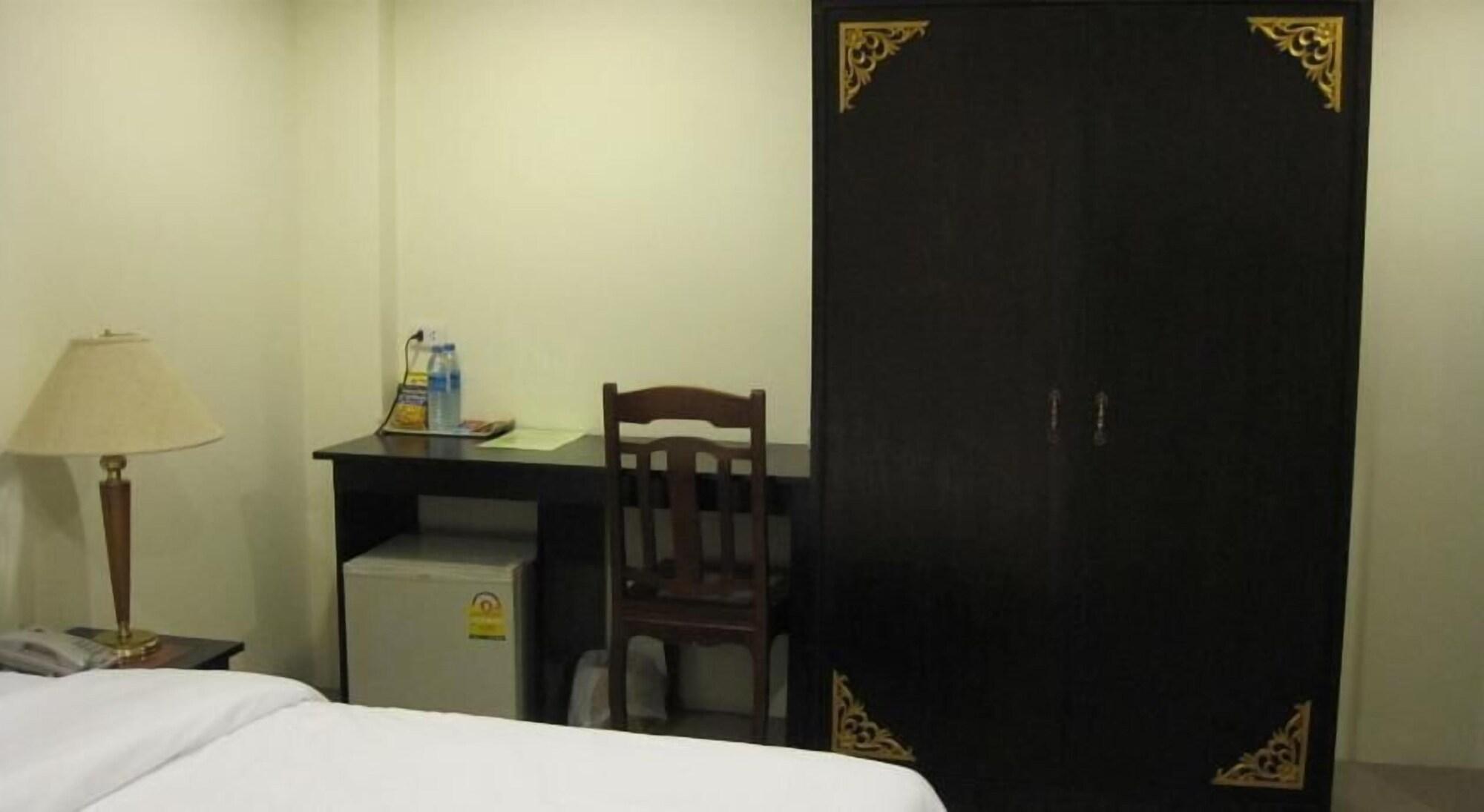 The Bang Khun Phrom Suites Банкок Екстериор снимка