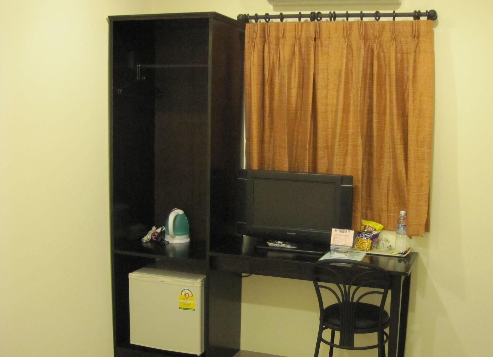 The Bang Khun Phrom Suites Банкок Екстериор снимка