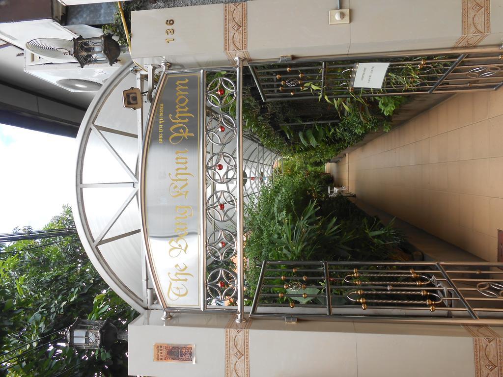 The Bang Khun Phrom Suites Банкок Екстериор снимка
