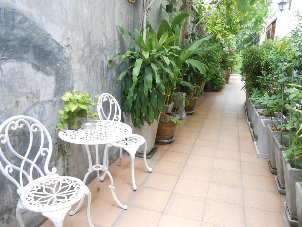 The Bang Khun Phrom Suites Банкок Екстериор снимка
