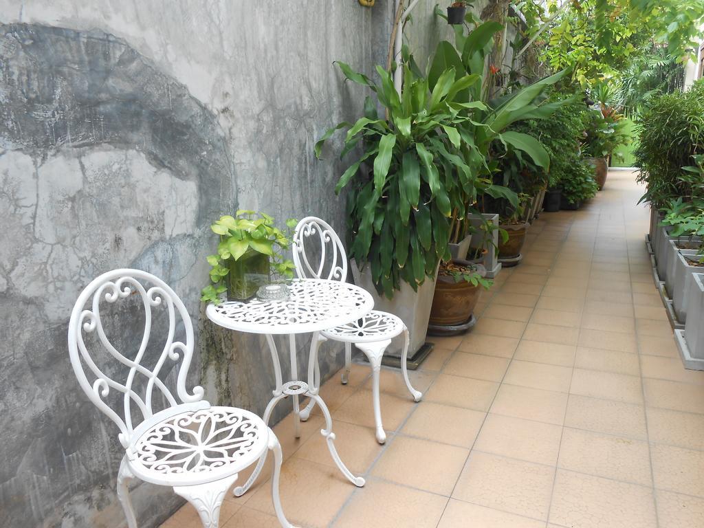 The Bang Khun Phrom Suites Банкок Екстериор снимка