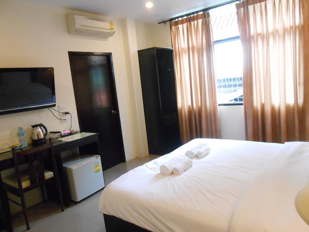 The Bang Khun Phrom Suites Банкок Стая снимка