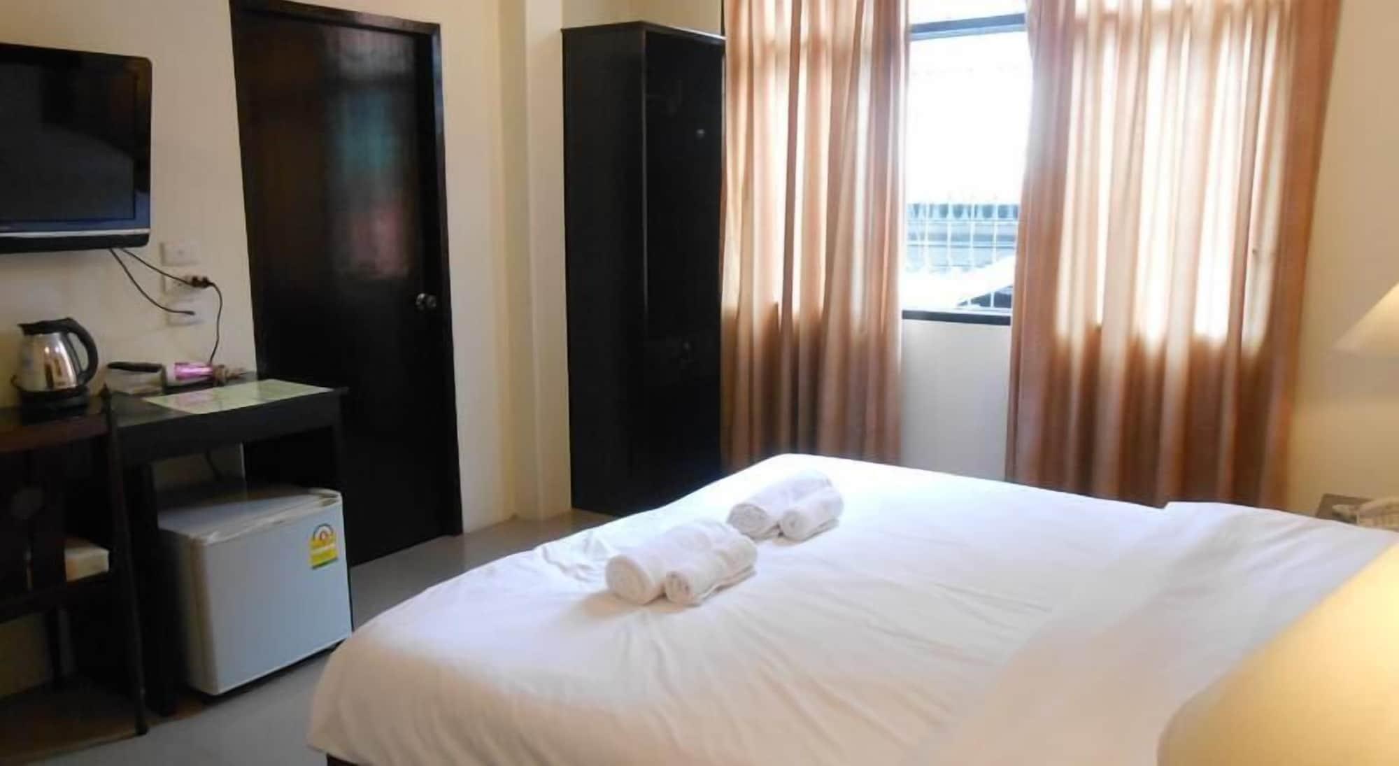 The Bang Khun Phrom Suites Банкок Екстериор снимка