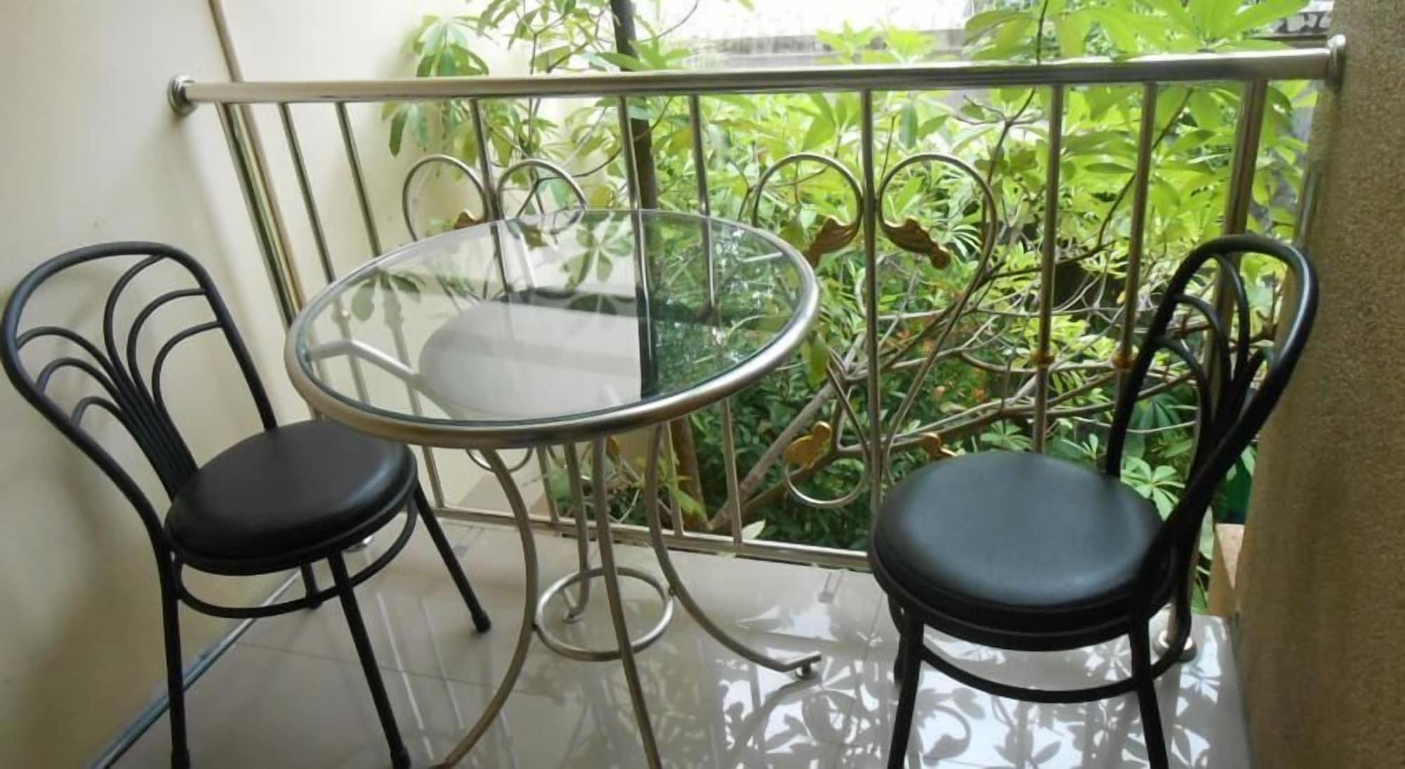 The Bang Khun Phrom Suites Банкок Екстериор снимка