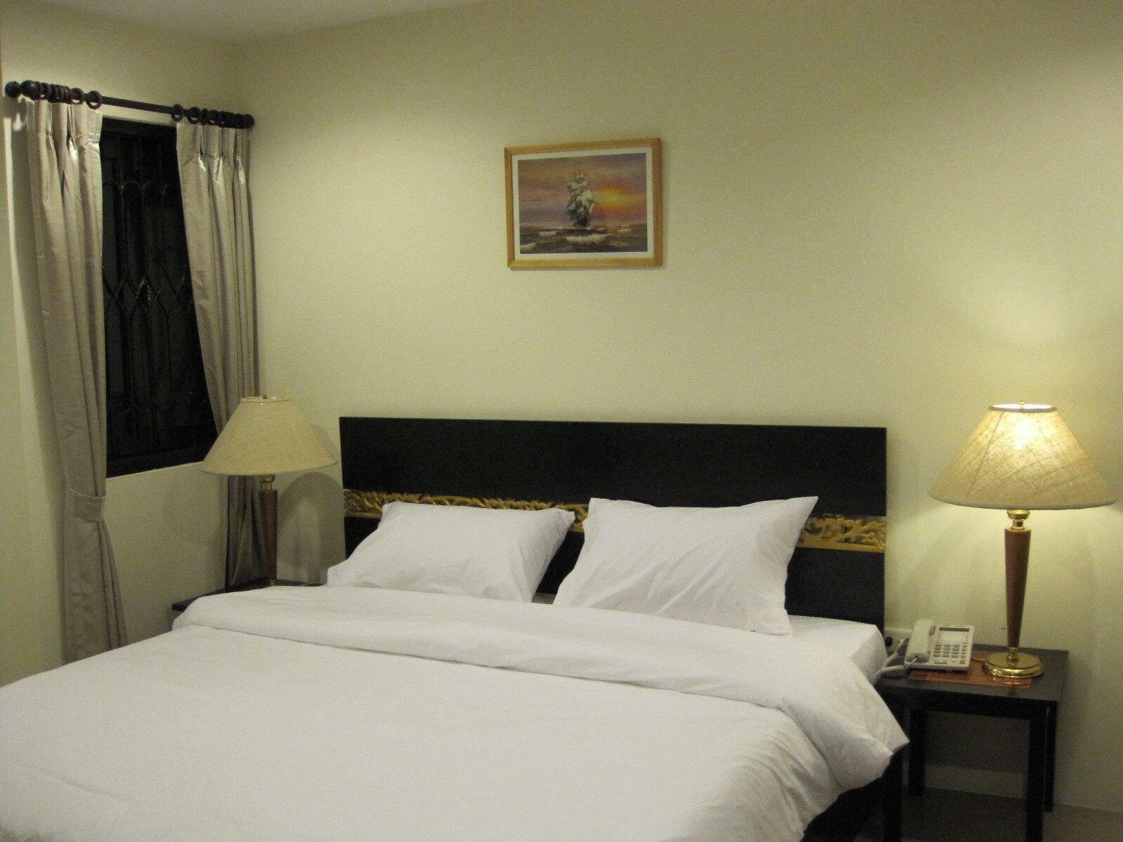 The Bang Khun Phrom Suites Банкок Екстериор снимка