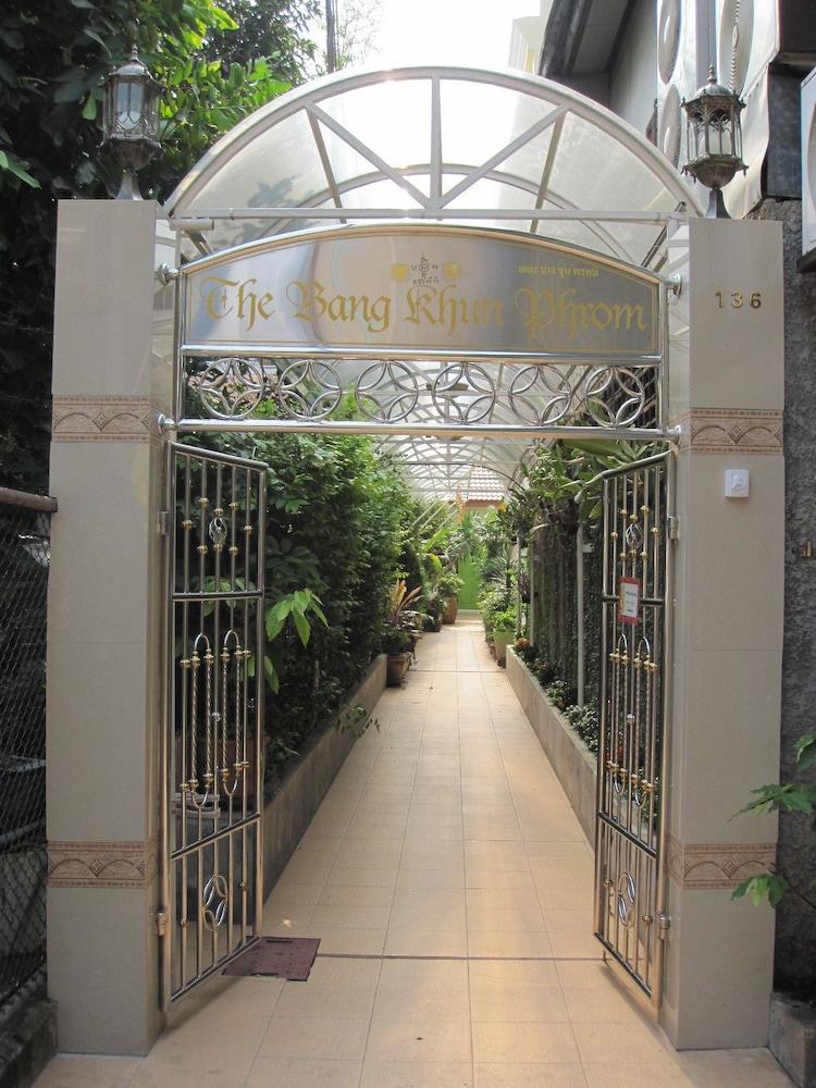 The Bang Khun Phrom Suites Банкок Екстериор снимка