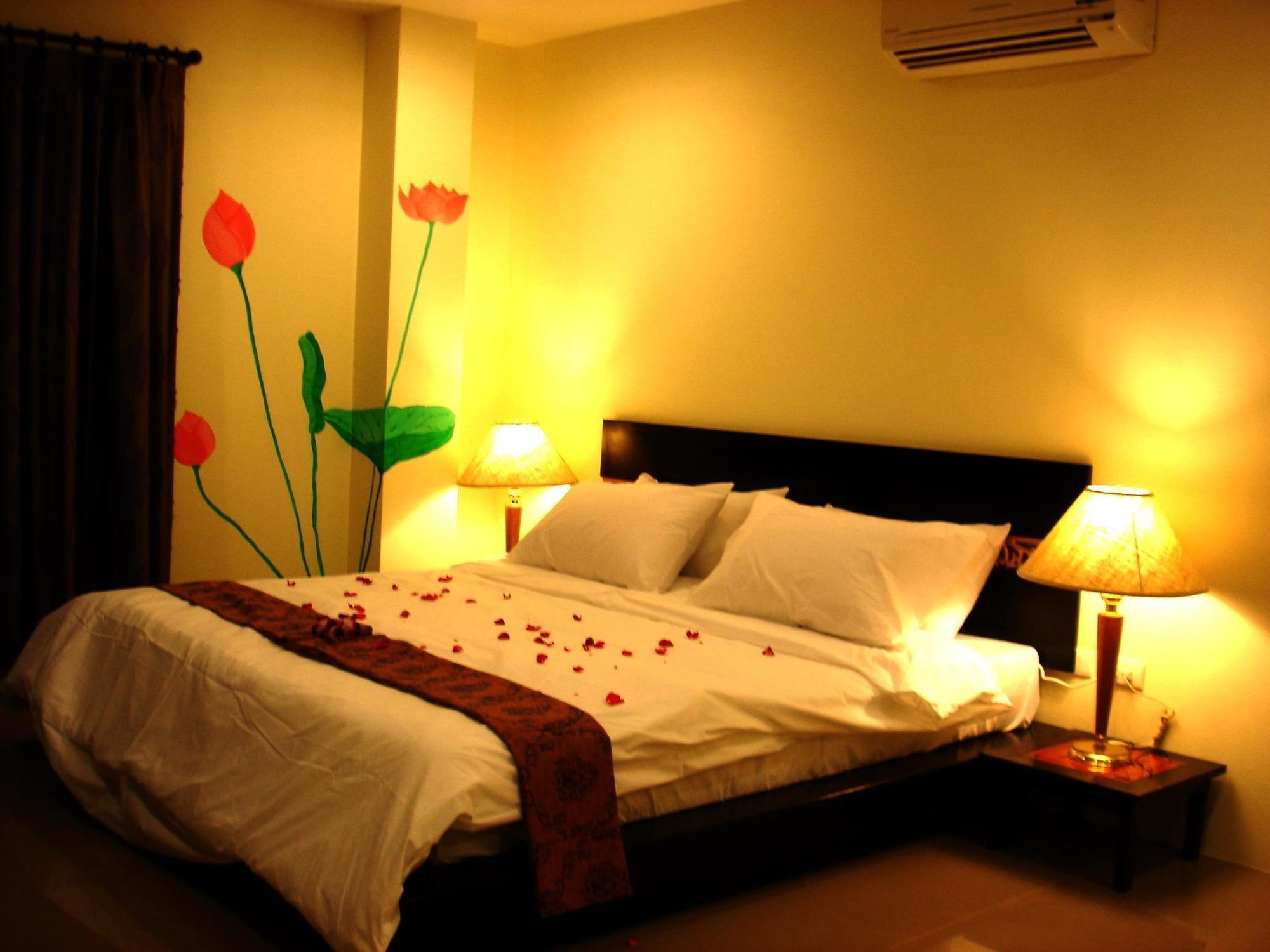 The Bang Khun Phrom Suites Банкок Екстериор снимка