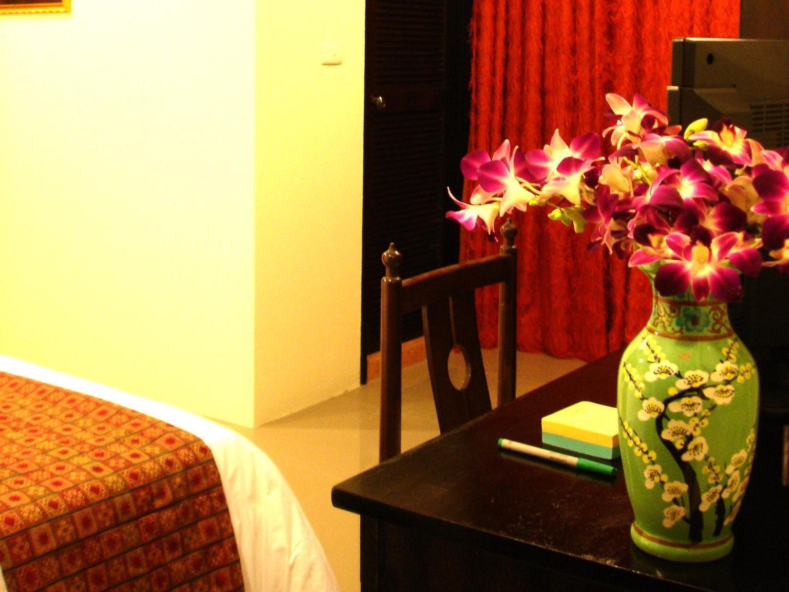 The Bang Khun Phrom Suites Банкок Екстериор снимка
