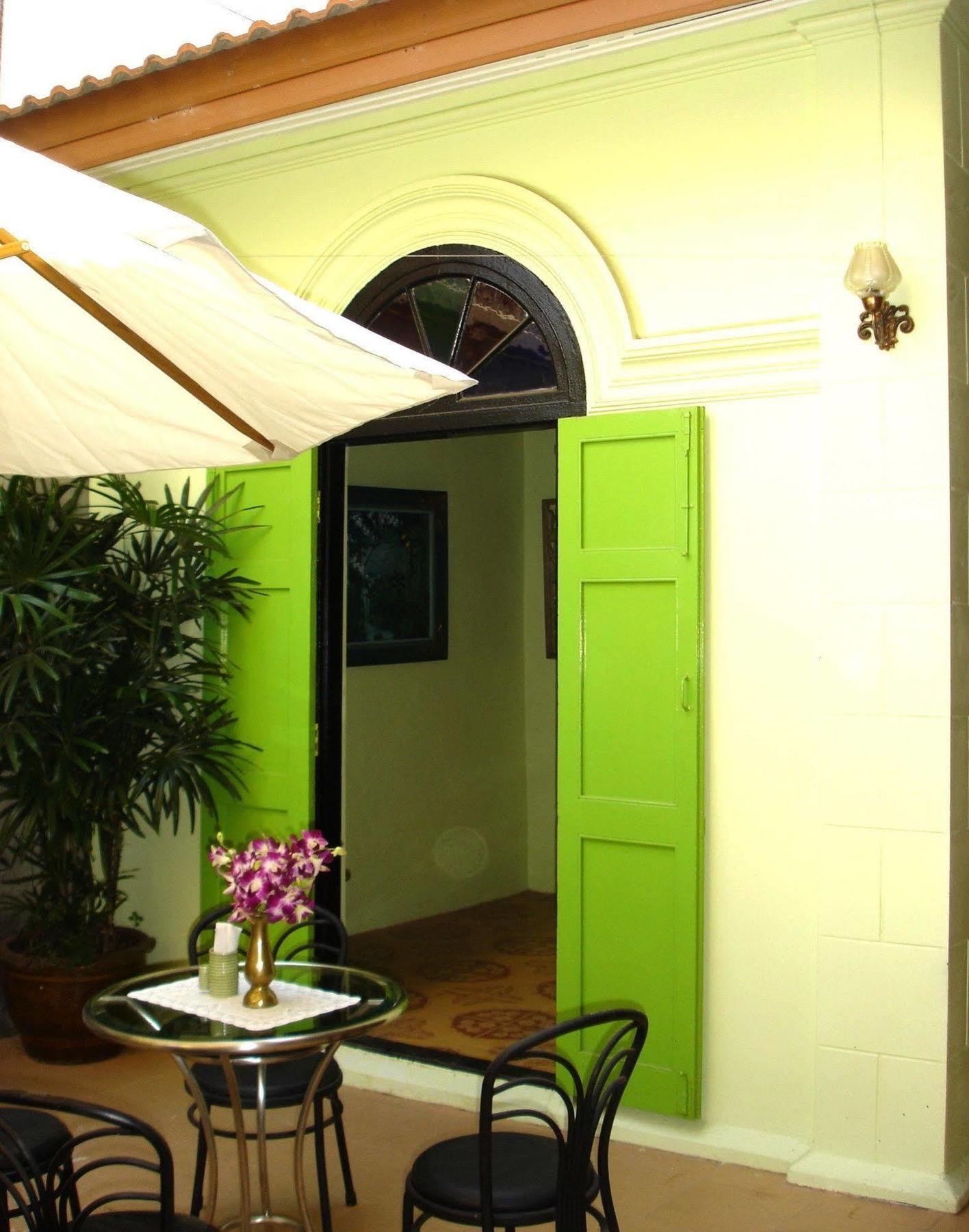 The Bang Khun Phrom Suites Банкок Екстериор снимка