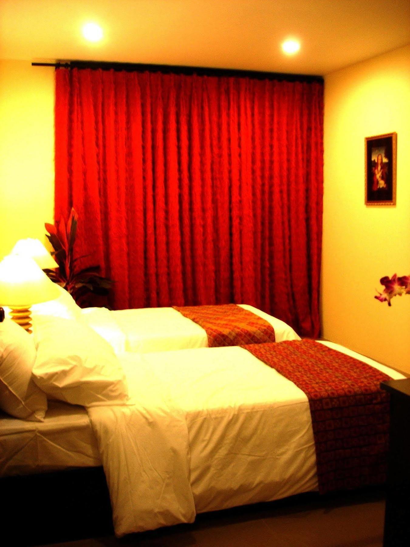 The Bang Khun Phrom Suites Банкок Екстериор снимка