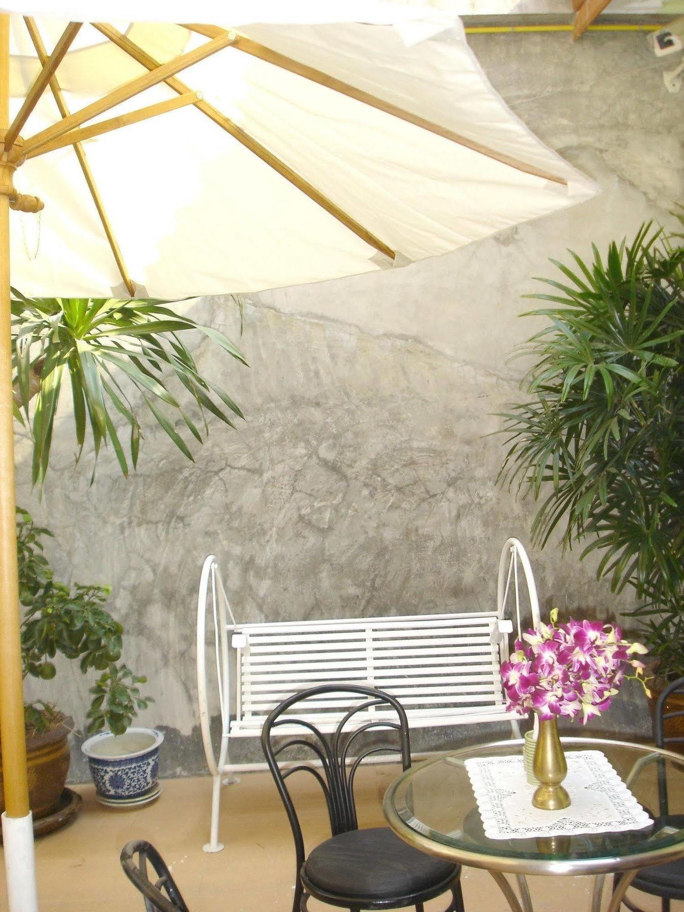 The Bang Khun Phrom Suites Банкок Екстериор снимка