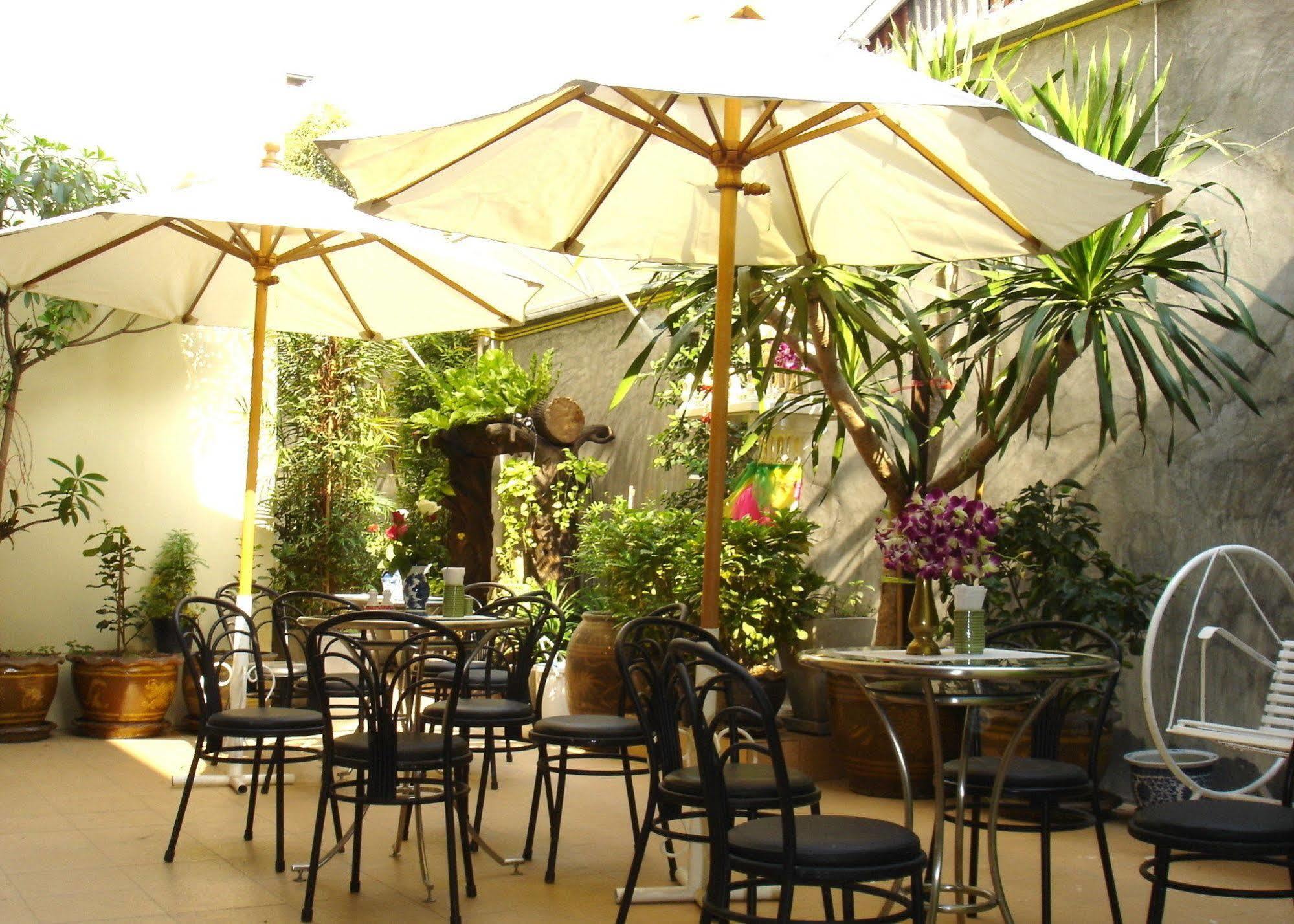 The Bang Khun Phrom Suites Банкок Екстериор снимка