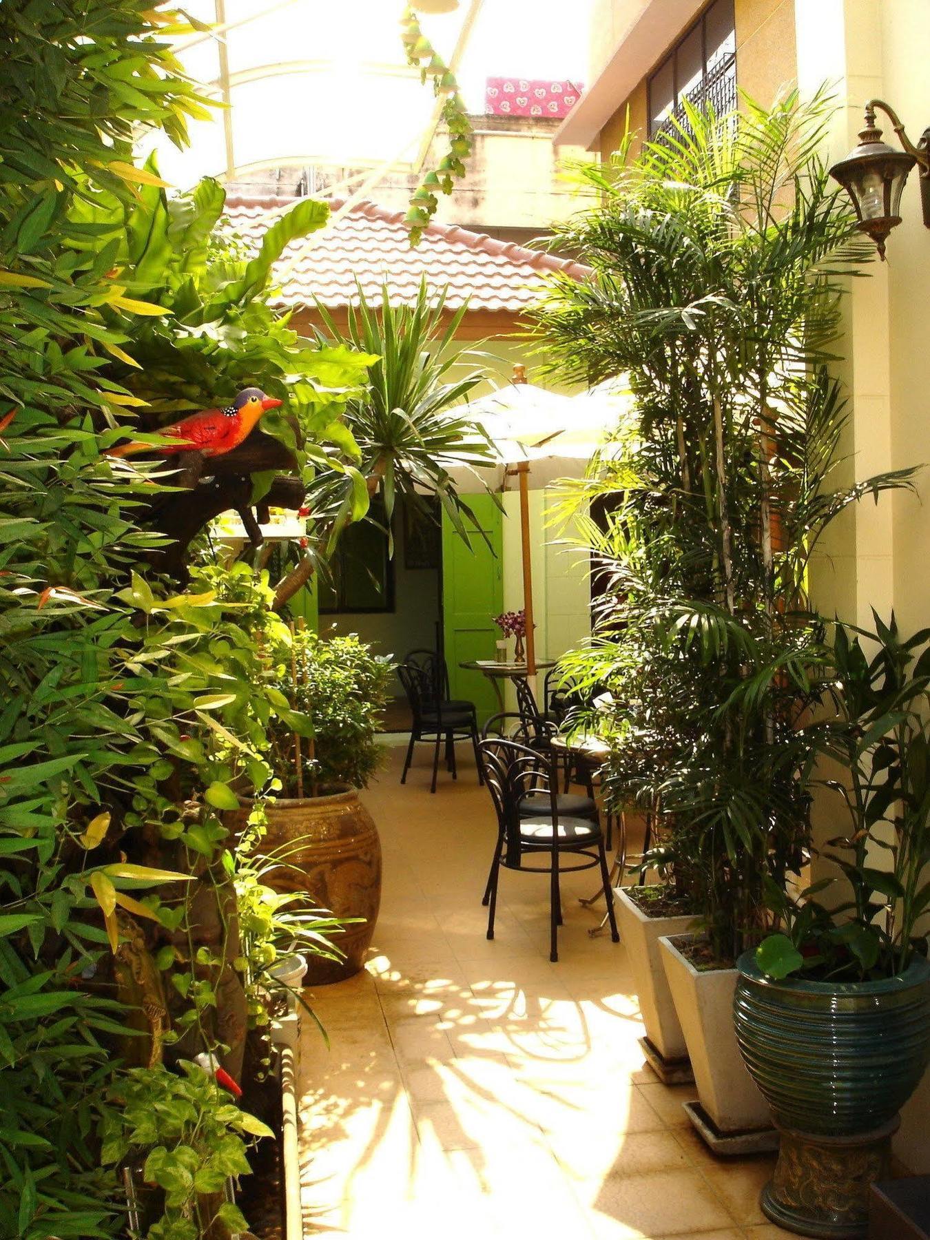 The Bang Khun Phrom Suites Банкок Екстериор снимка